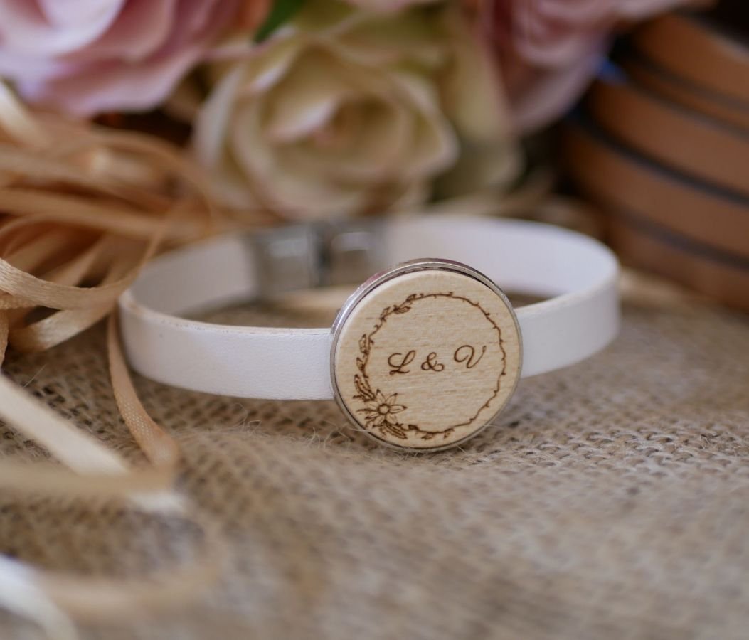Läderarmband med graverad träcabochon i silver