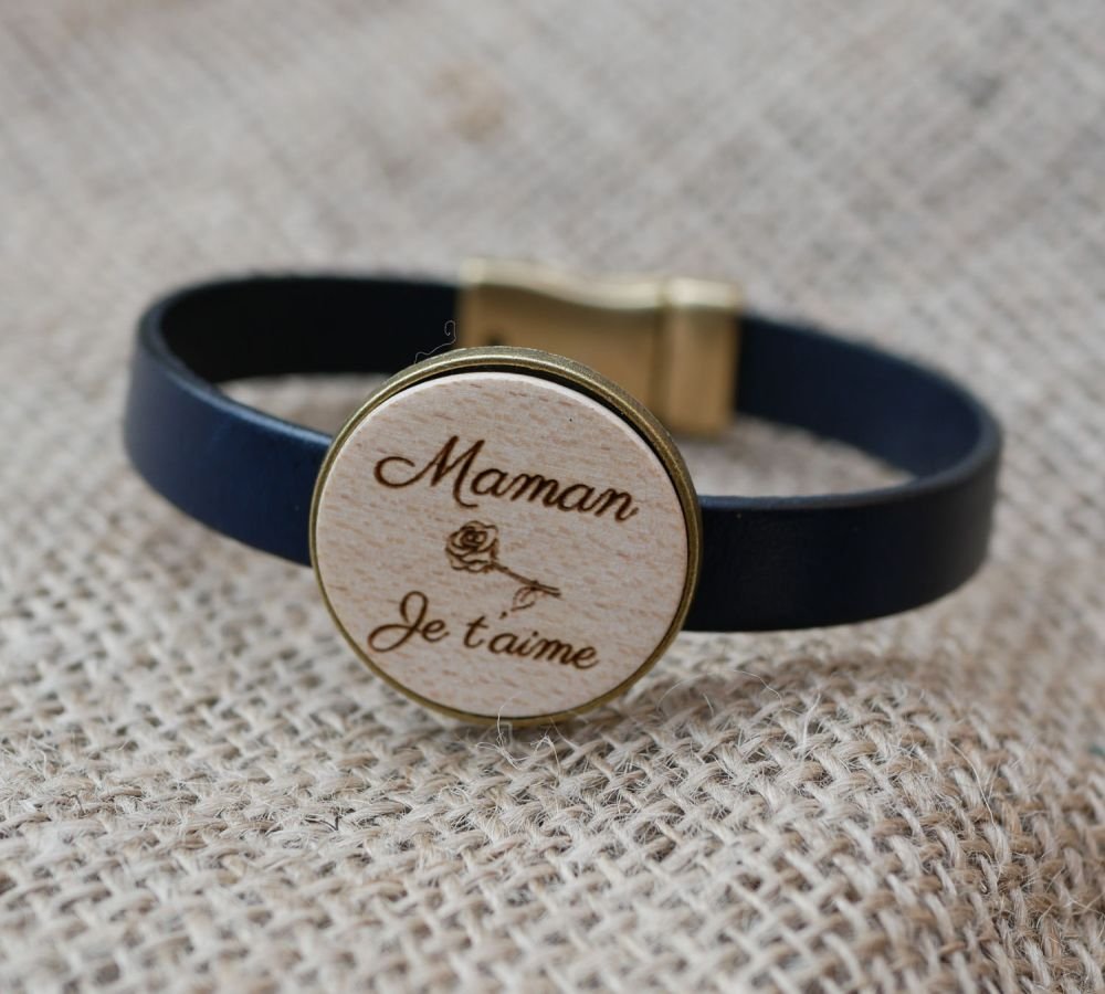 Läderarmband med graverad träcabochon i brons