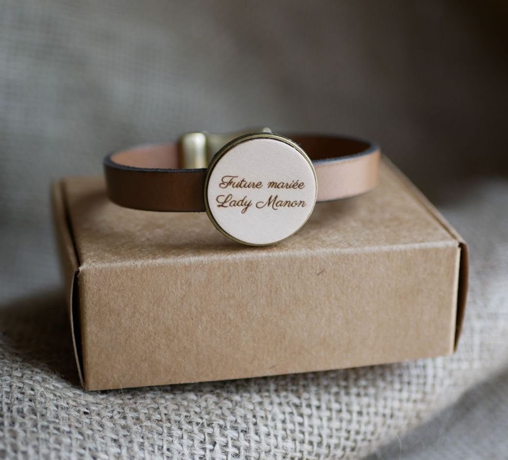 Läderarmband med graverad träcabochon i brons