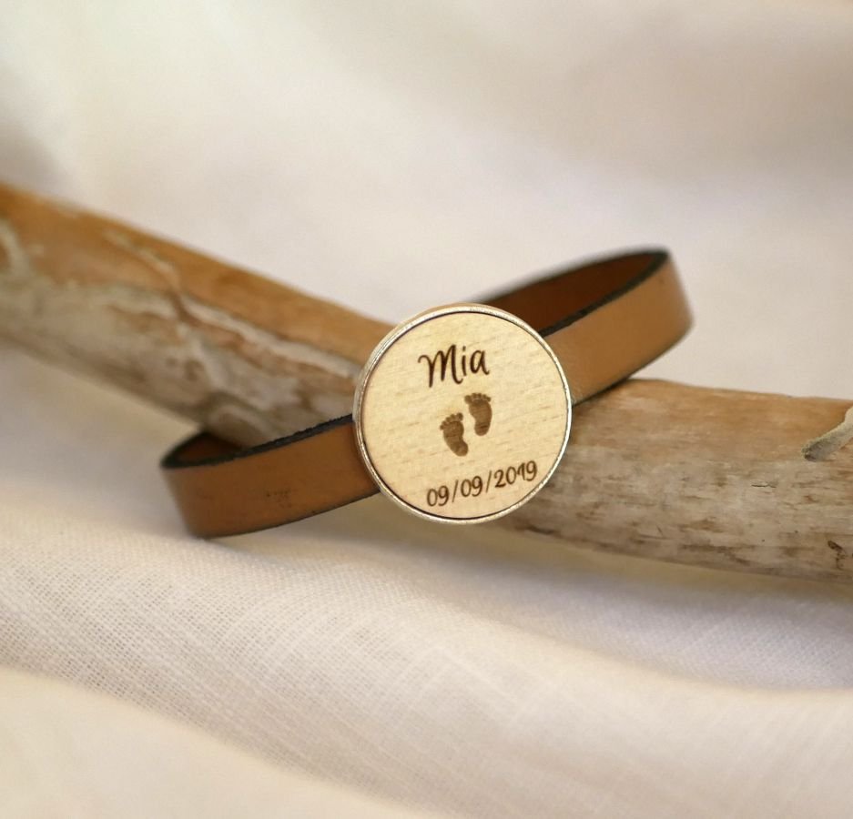 Läderarmband med graverad träcabochon i silver