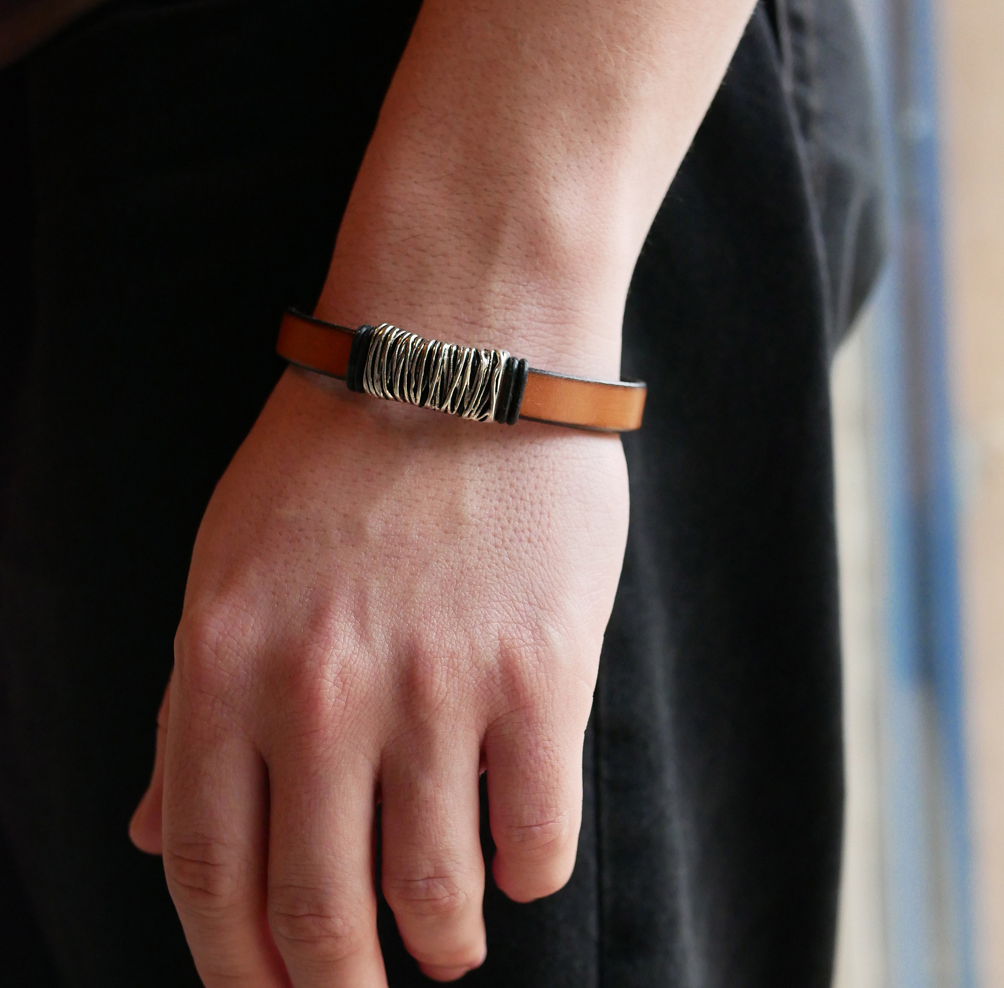 Camel l&auml;derrem med fl&auml;tad metalldekoration och T-format sp&auml;nne