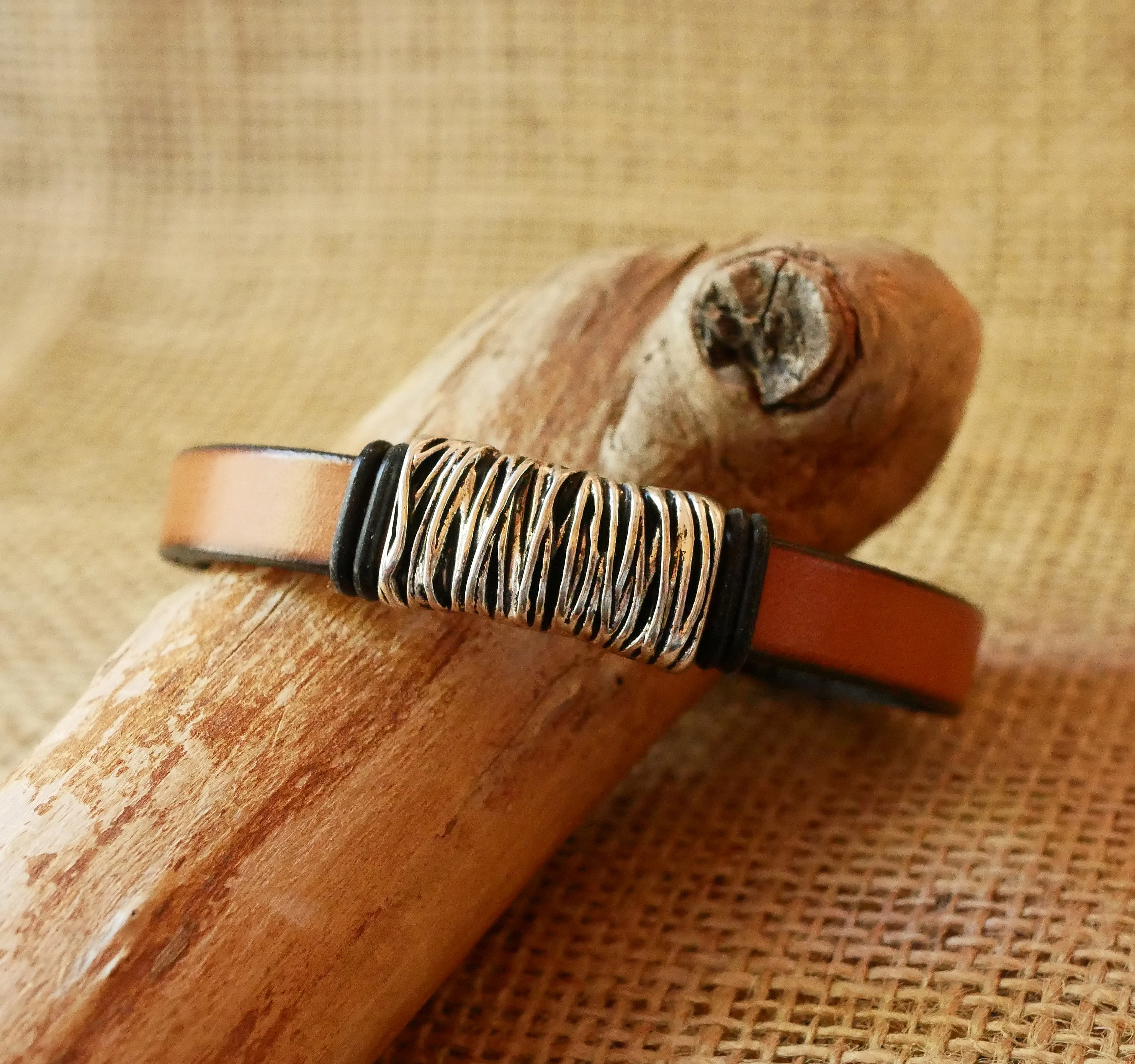 Camel l&auml;derrem med fl&auml;tad metalldekoration och T-format sp&auml;nne