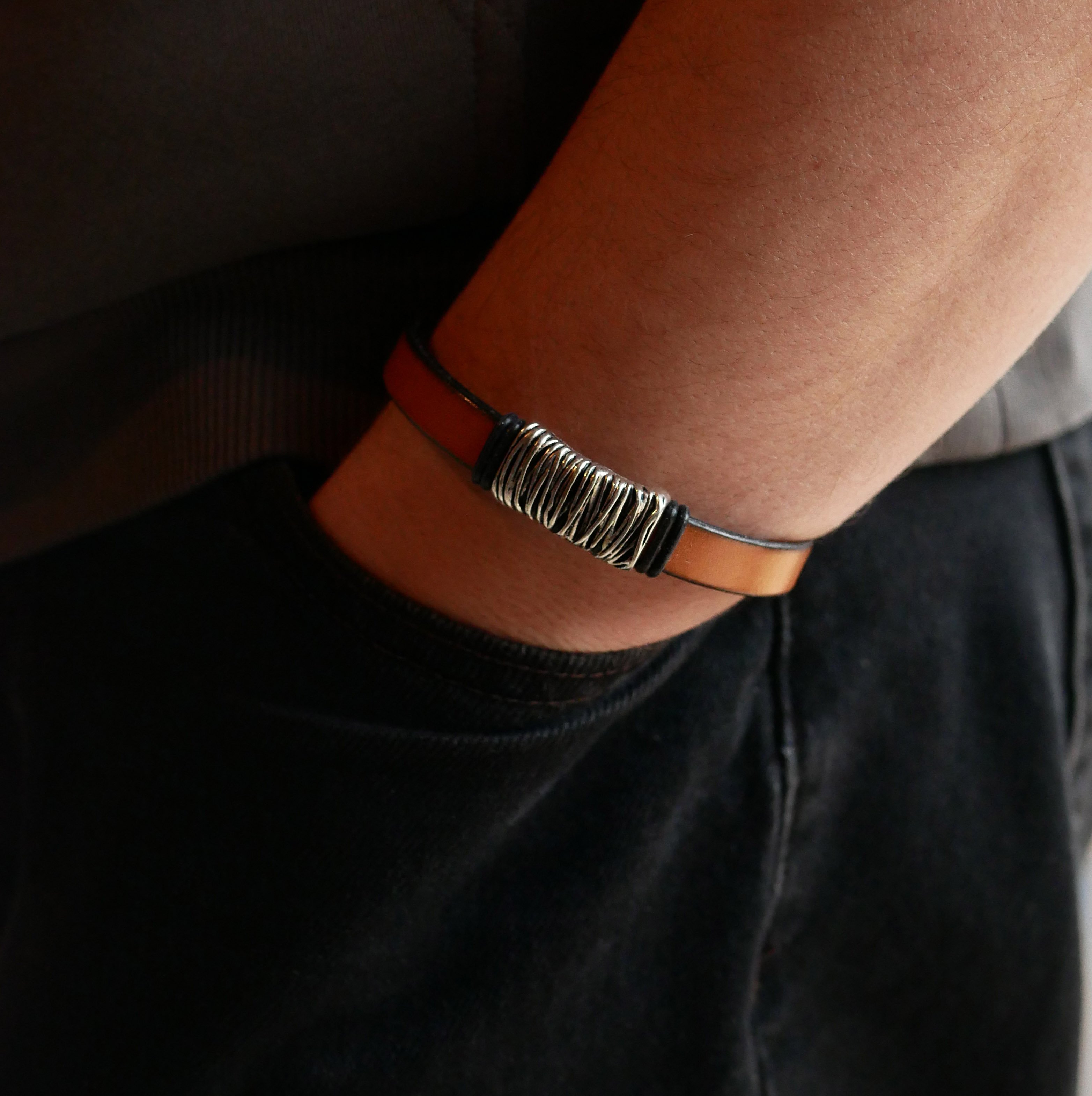 Armband i brunt l&auml;der med fl&auml;tat metallfoder och magnetl&aring;s