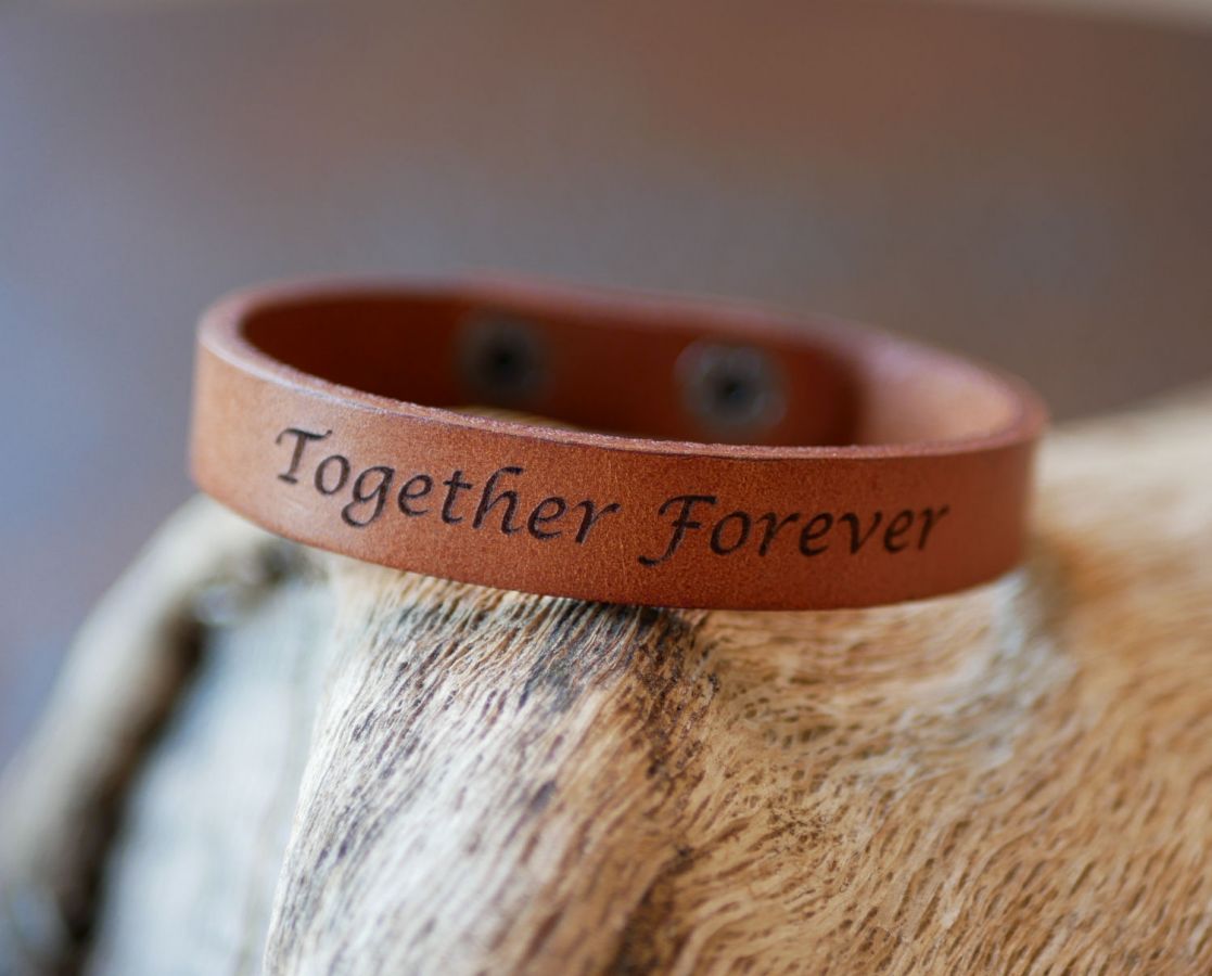 Armband i graverat kamelfärgat läder med tryckknappar
