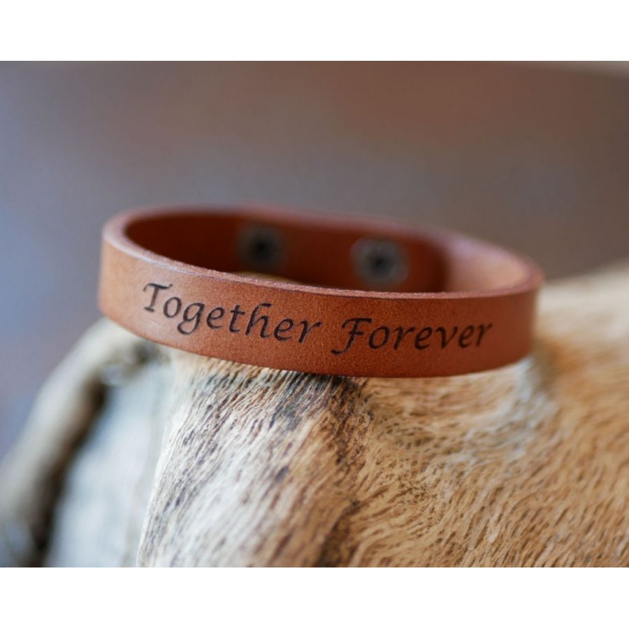 Armband i graverat kamelfärgat läder med tryckknappar