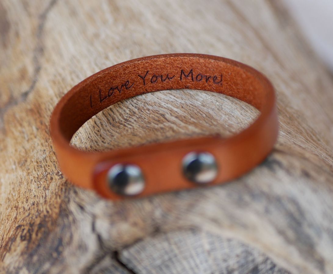 Armband i graverat kamelfärgat läder med tryckknappar