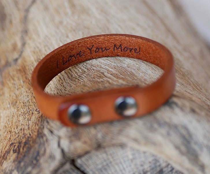 Armband i graverat kamelf&auml;rgat l&auml;der med tryckknappar