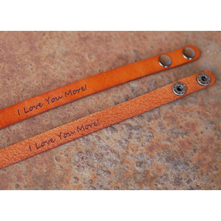 Armband i graverat kamelfärgat läder med tryckknappar