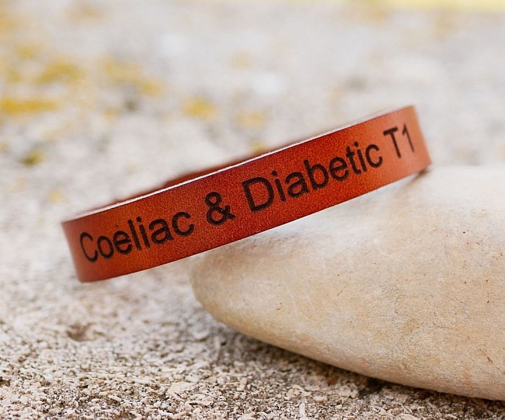 Armband i graverat kamelf&auml;rgat l&auml;der med tryckknappar