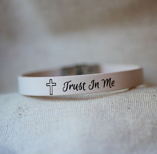 L&auml;derarmband f&ouml;r nattvard eller dop med personligt f&ouml;rnamn 