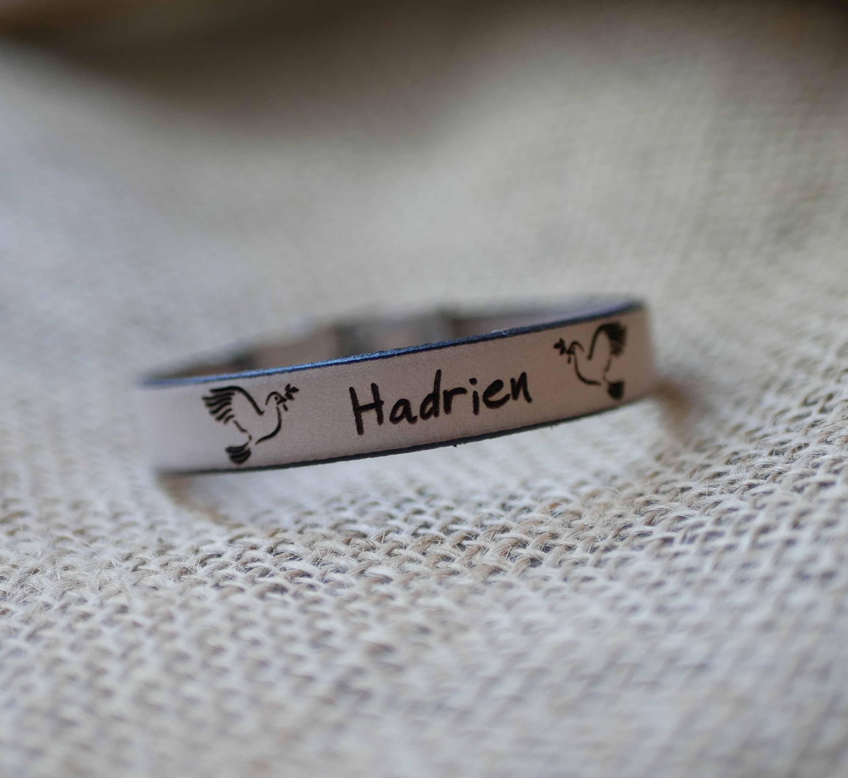 L&auml;derarmband f&ouml;r nattvard eller dop med personligt f&ouml;rnamn 