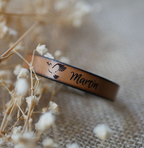 L&auml;derarmband f&ouml;r nattvard eller dop med personligt f&ouml;rnamn 