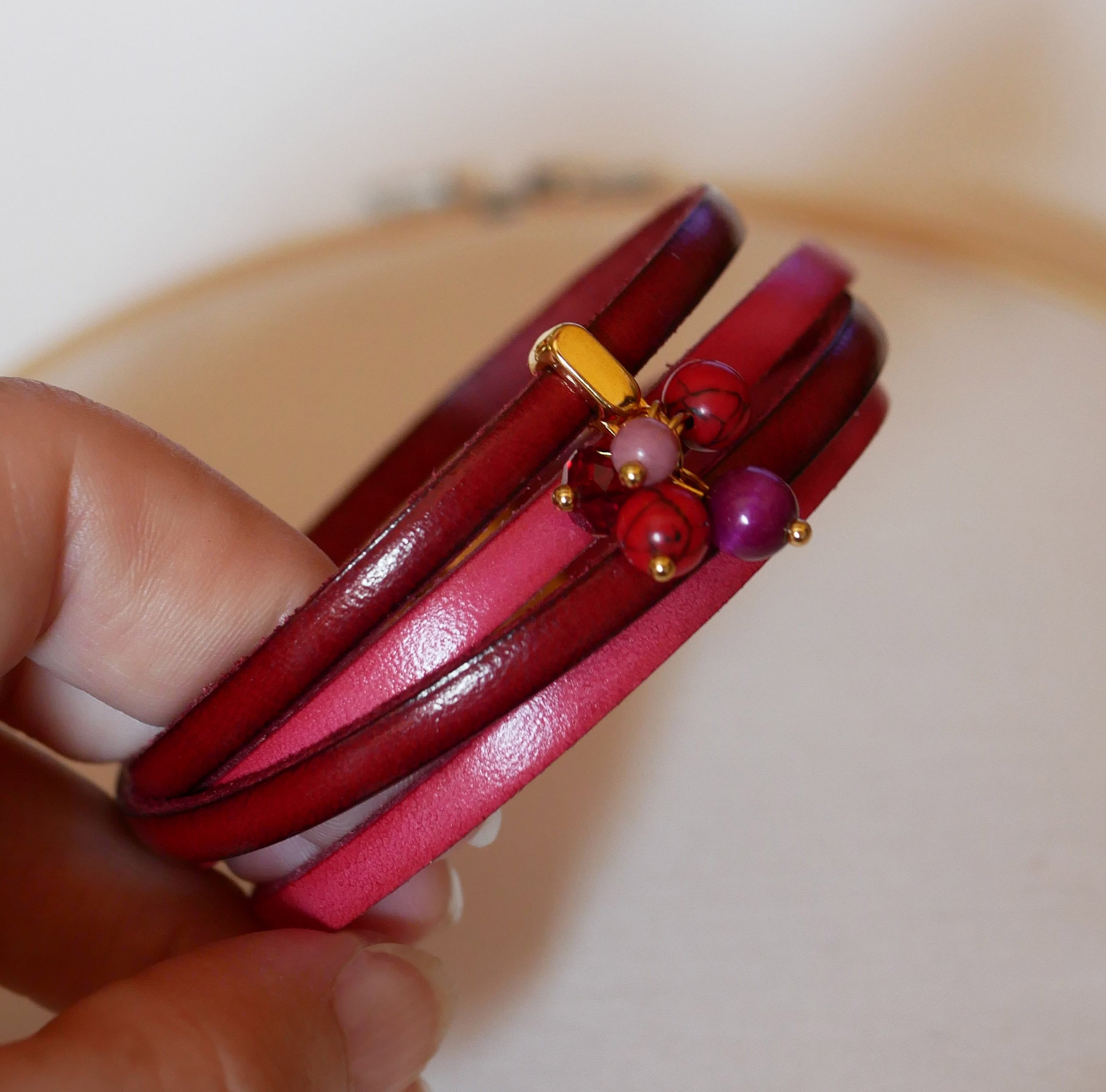 Duo läderarmband dekorerat med fuchsiafärgade pärlor