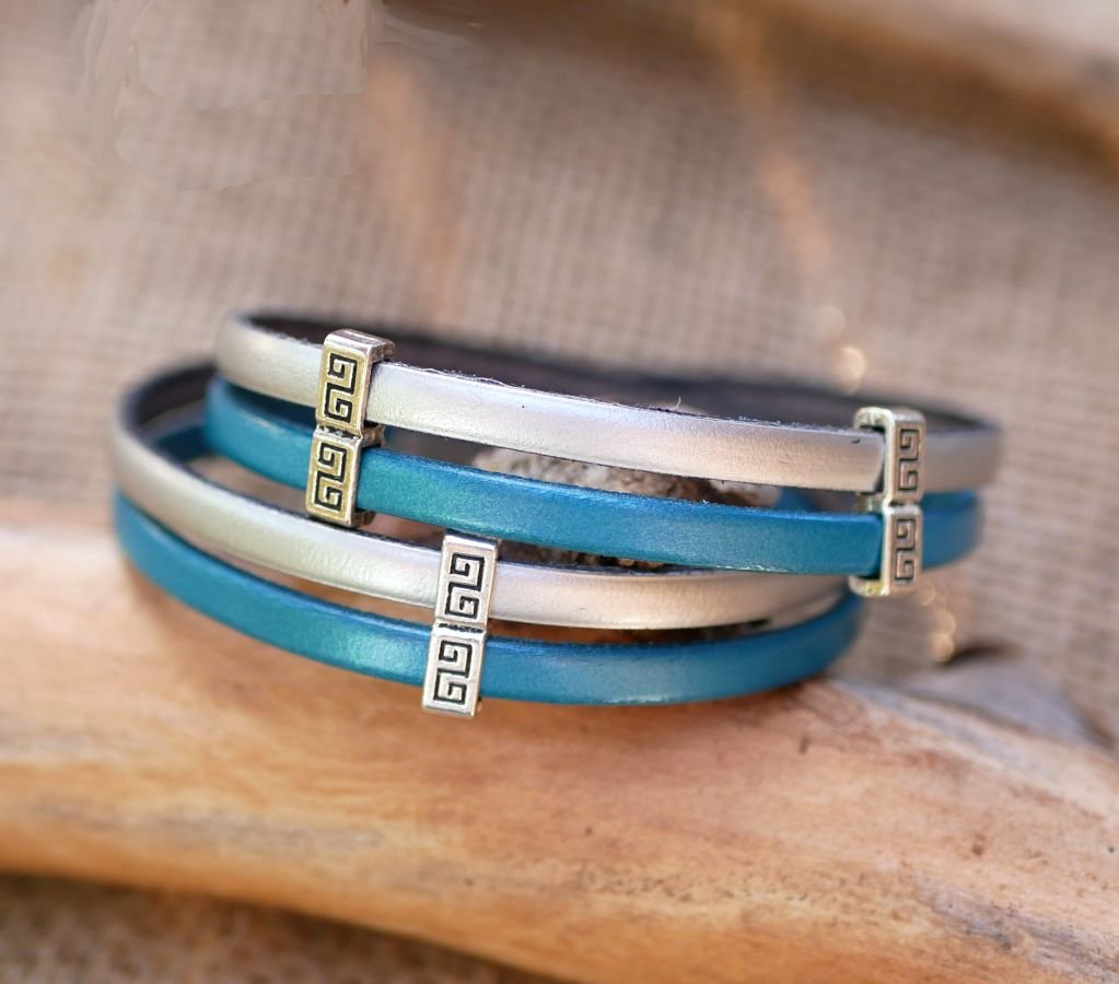 Dubbel läderarmband i duo med etniska stilarmband