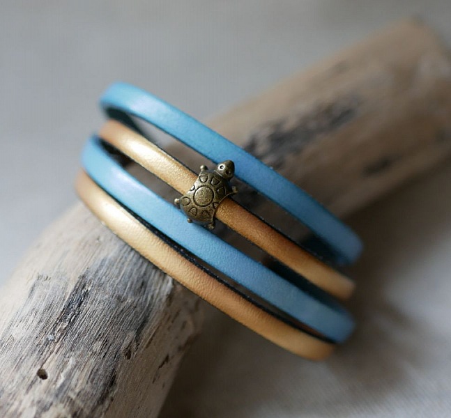 Dubbel l&auml;derrem i duo dekorerad med en bronssk&ouml;ldpadda