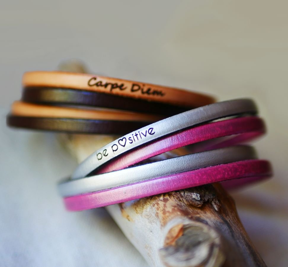 Dubbel läderarmband i duo som kan personaliseras genom gravering