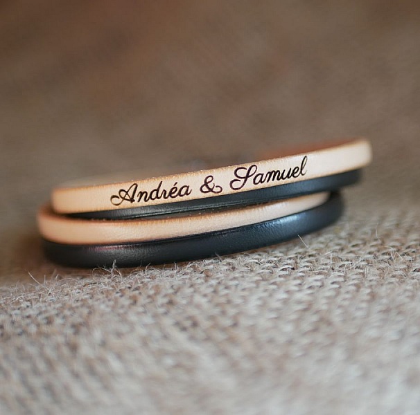 Dubbel l&auml;derarmband i duo som kan personaliseras genom gravering