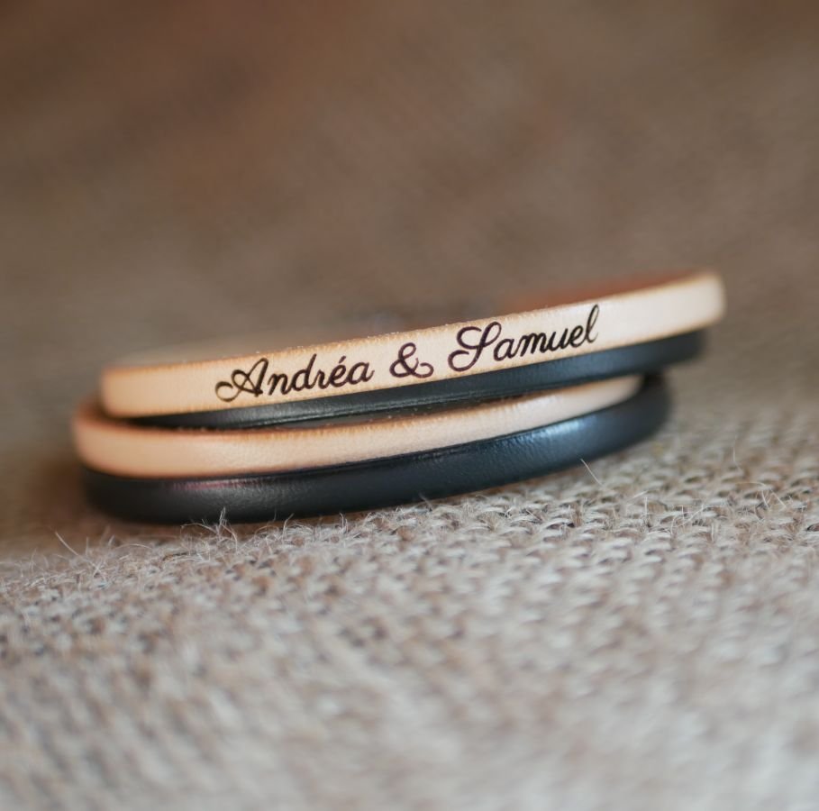 Dubbel läderarmband i duo som kan personaliseras genom gravering