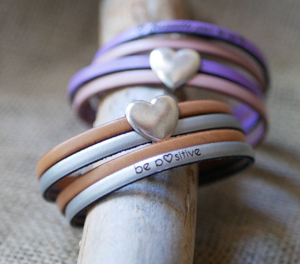 Dubbel läderarmband i duo med silverhjärta som kan personaliseras genom gravyr