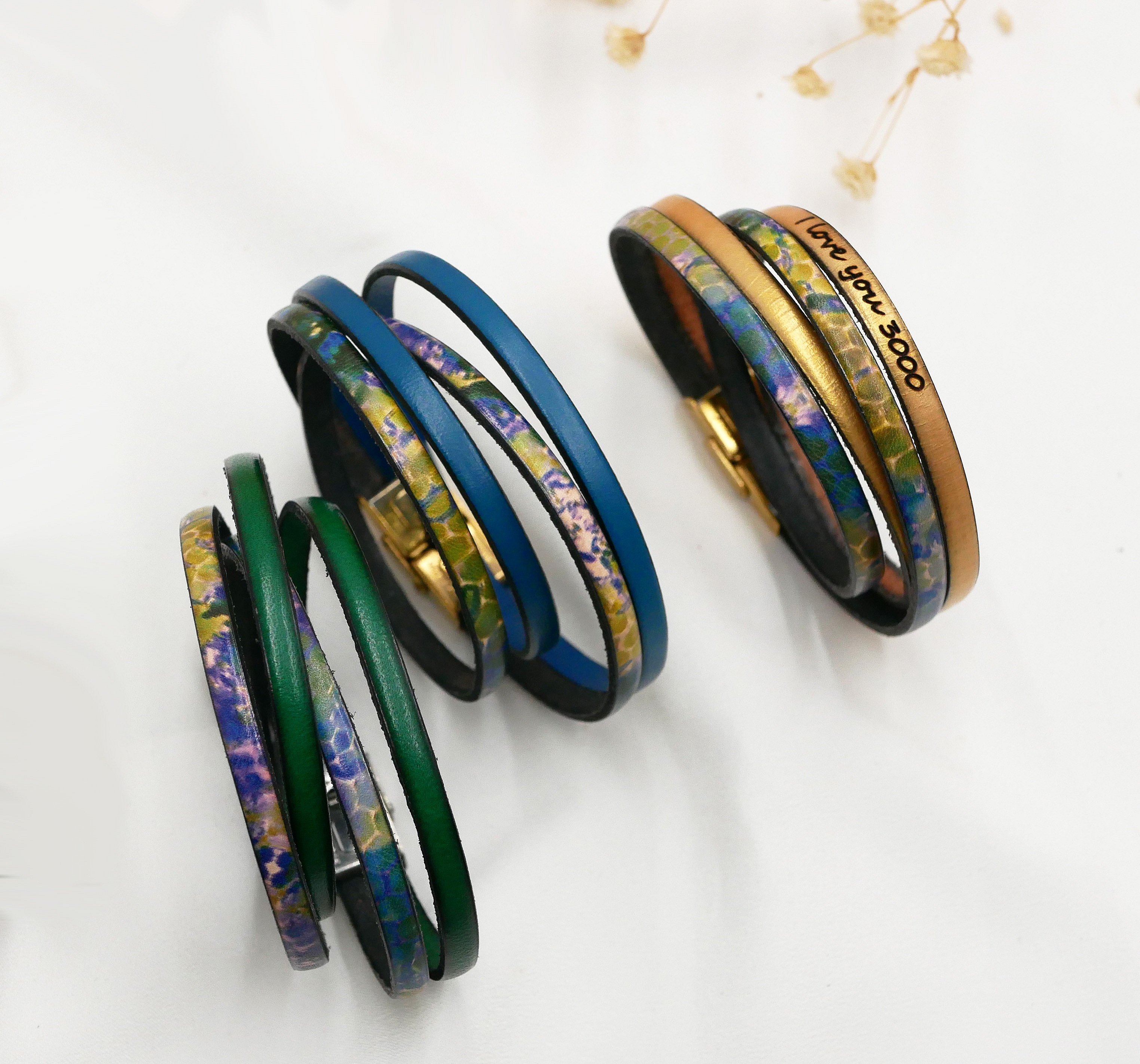 Impressionistiskt l&auml;derarmband med tryck f&ouml;r personlig anpassning