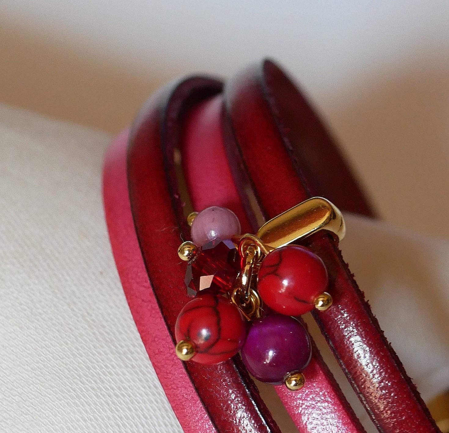 Duo l&auml;derarmband dekorerat med fuchsiaf&auml;rgade p&auml;rlor