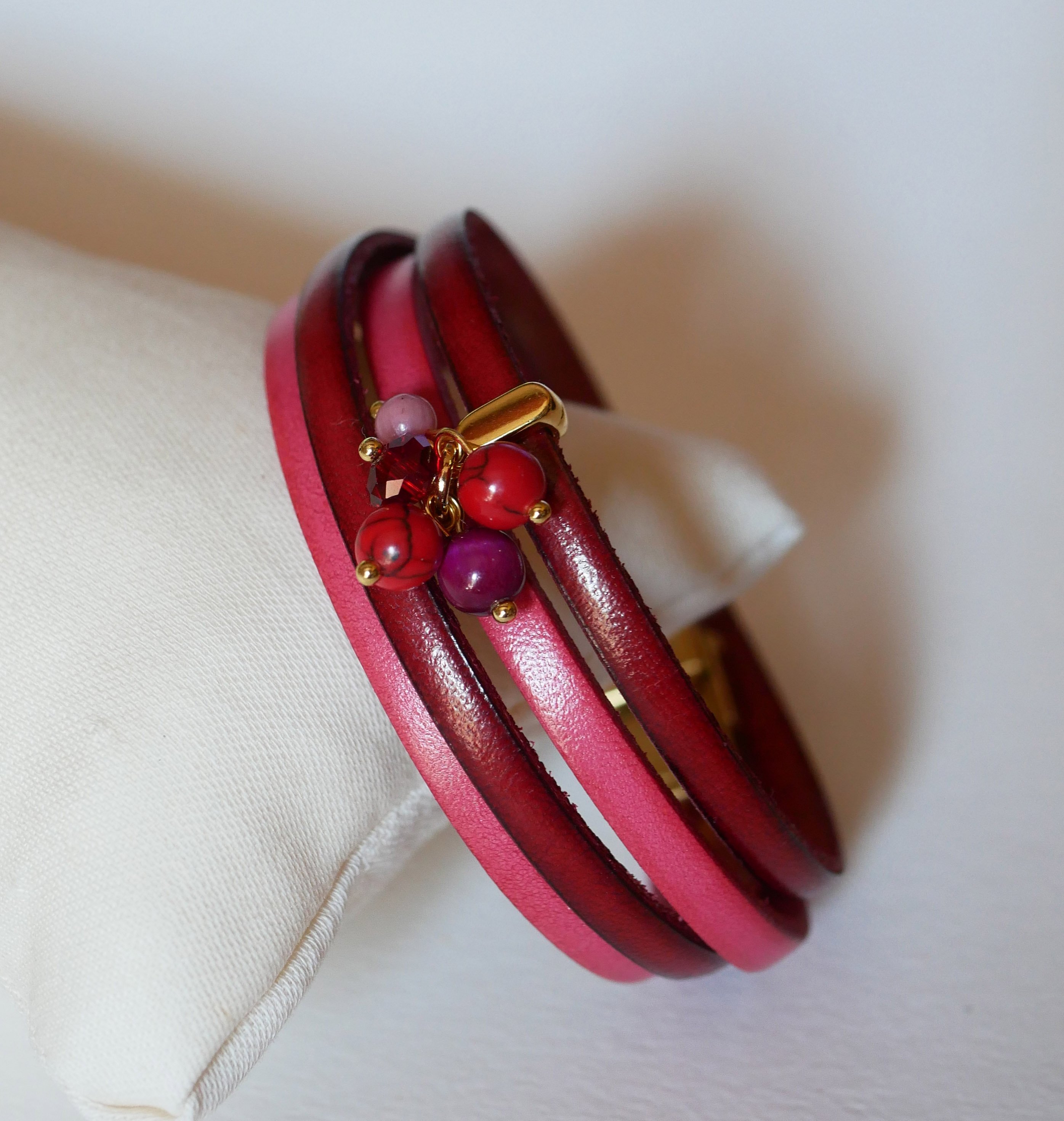 Duo läderarmband dekorerat med fuchsiafärgade pärlor