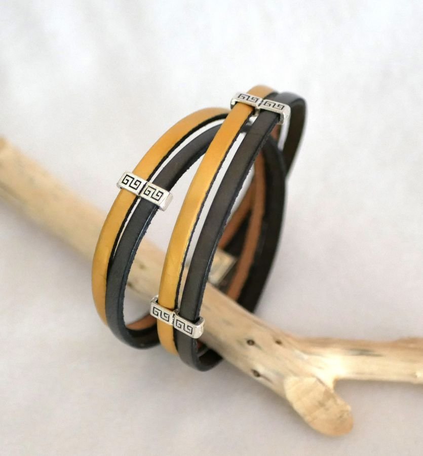 Dubbel läderarmband i duo med etniska stilarmband