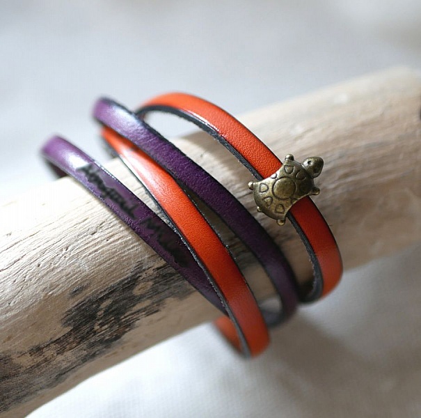 Dubbel l&auml;derrem i duo dekorerad med en bronssk&ouml;ldpadda