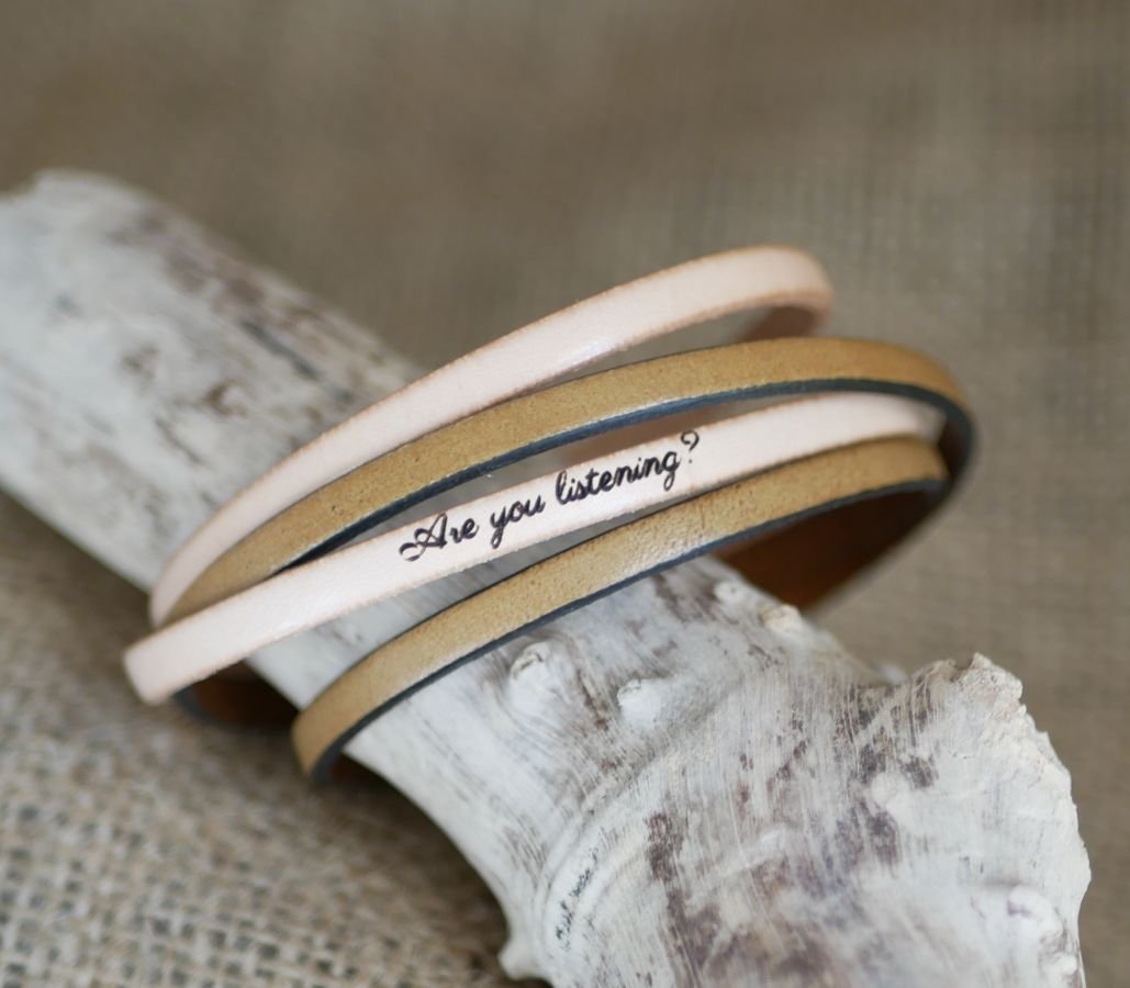 Dubbel läderarmband i duo som kan personaliseras genom gravering