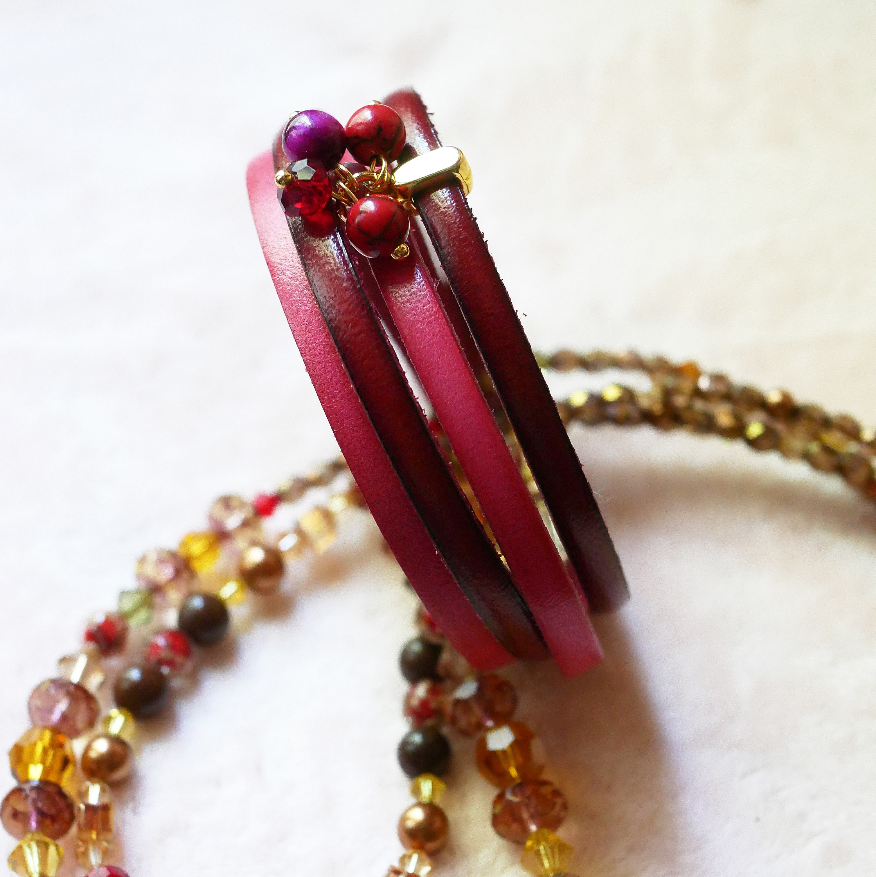 Duo l&auml;derarmband dekorerat med fuchsiaf&auml;rgade p&auml;rlor
