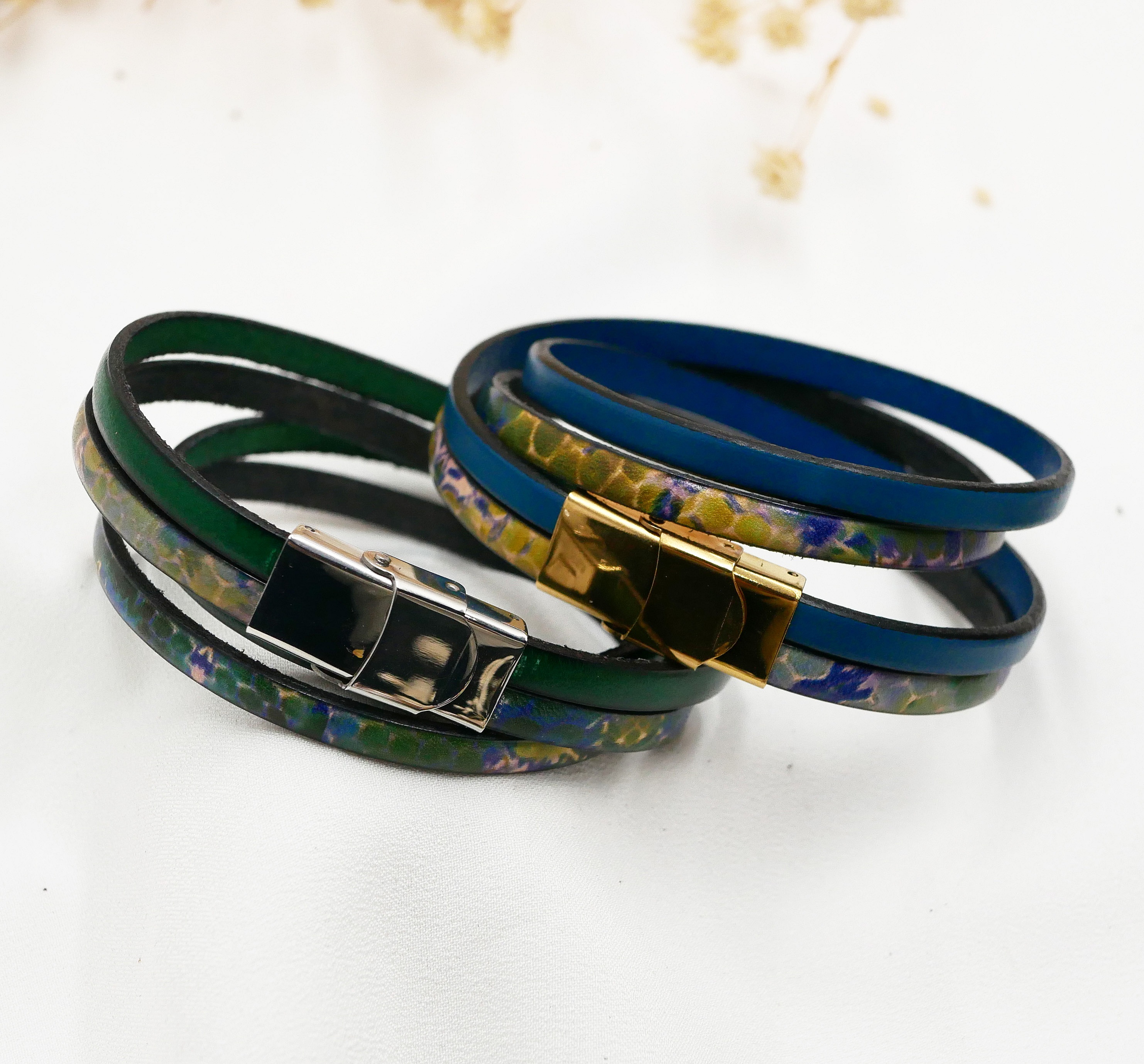 Impressionistiskt l&auml;derarmband med tryck f&ouml;r personlig anpassning