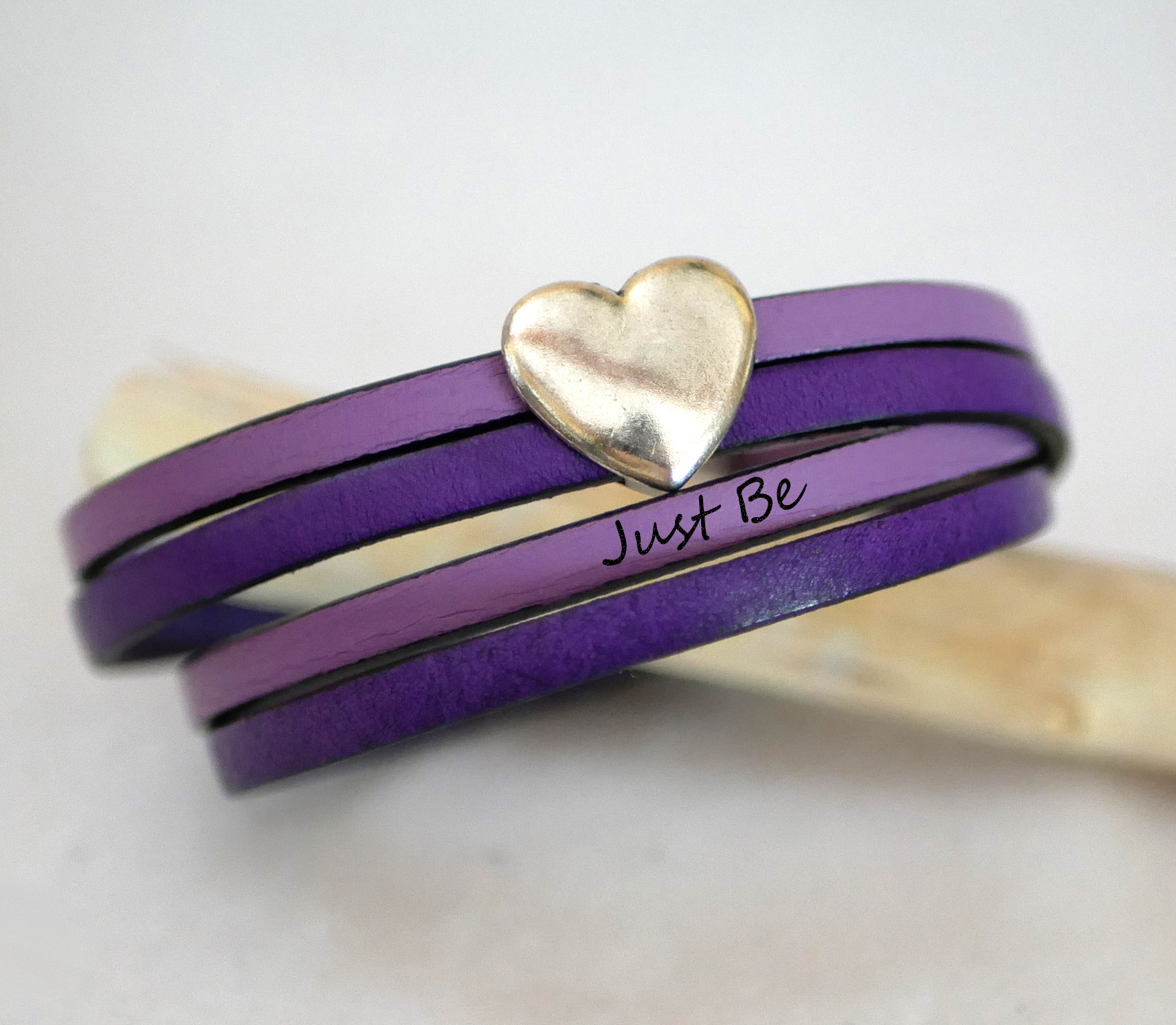 Dubbel läderarmband i duo med silverhjärta som kan personaliseras genom gravyr