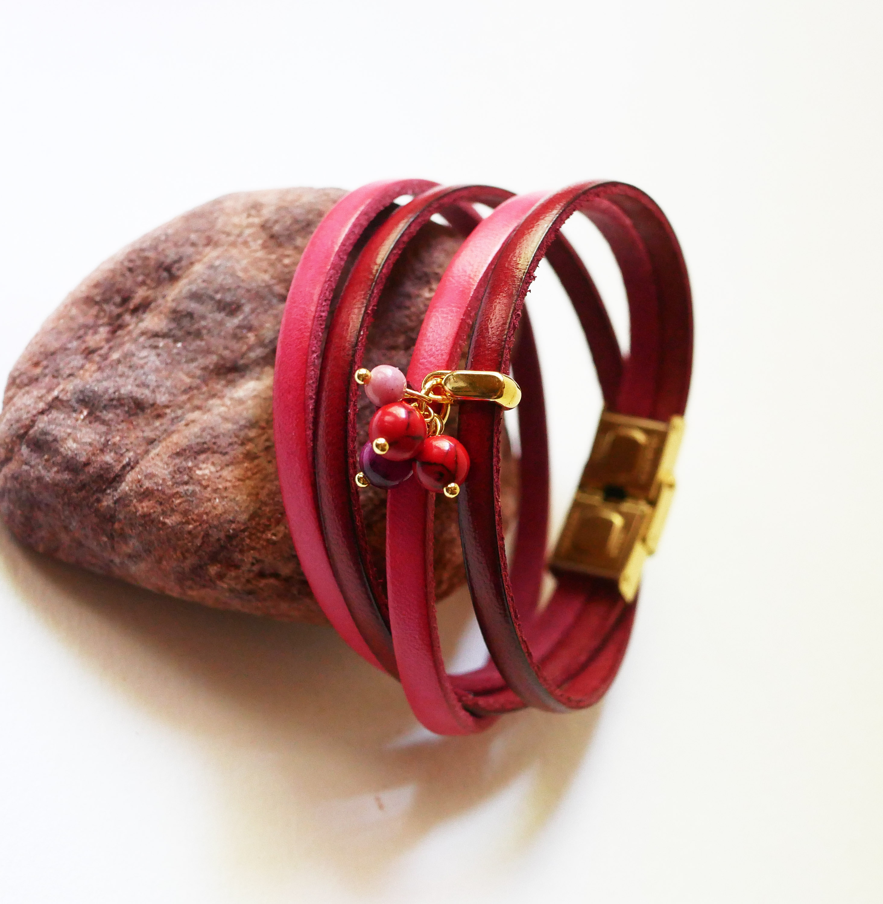 Duo läderarmband dekorerat med fuchsiafärgade pärlor