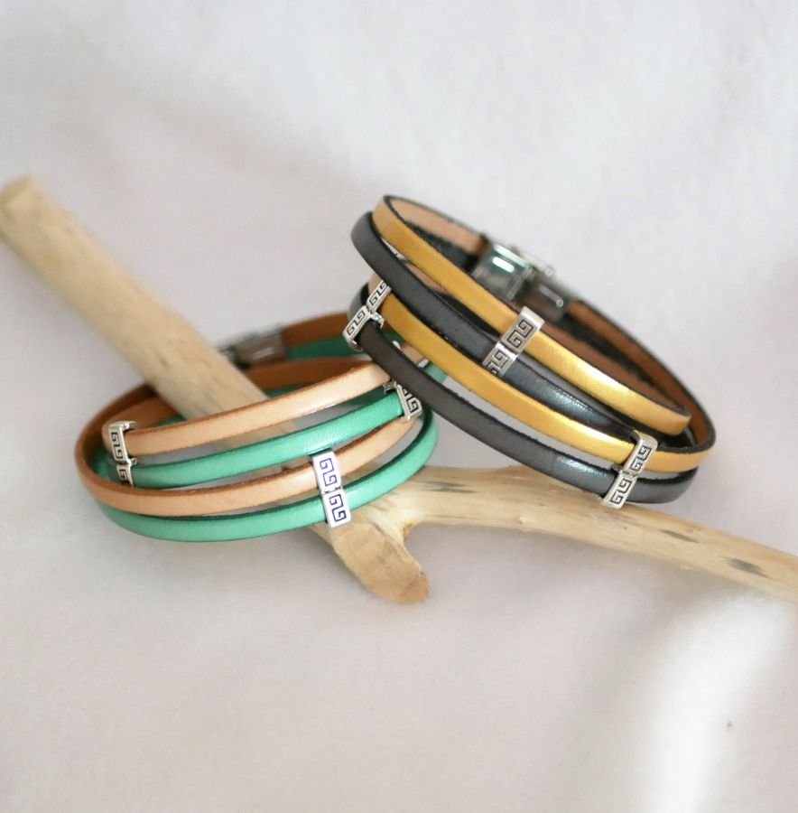 Dubbel läderarmband i duo med etniska stilarmband