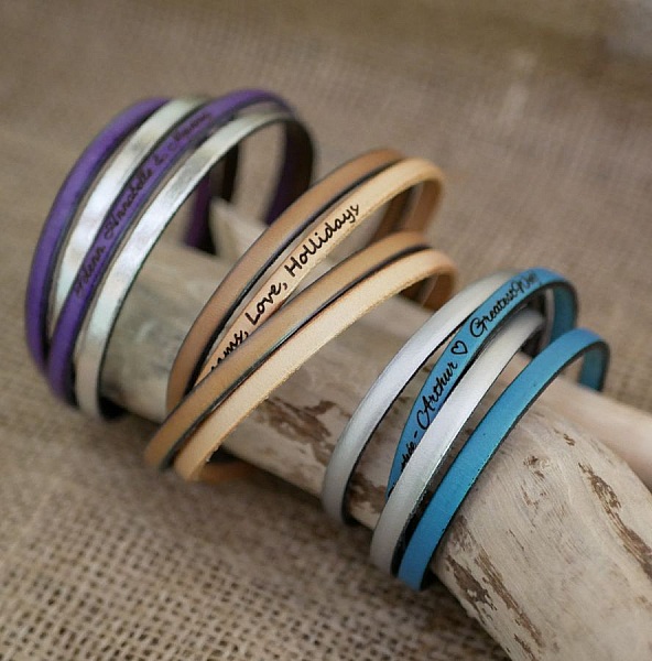 Dubbel l&auml;derarmband i duo som kan personaliseras genom gravering