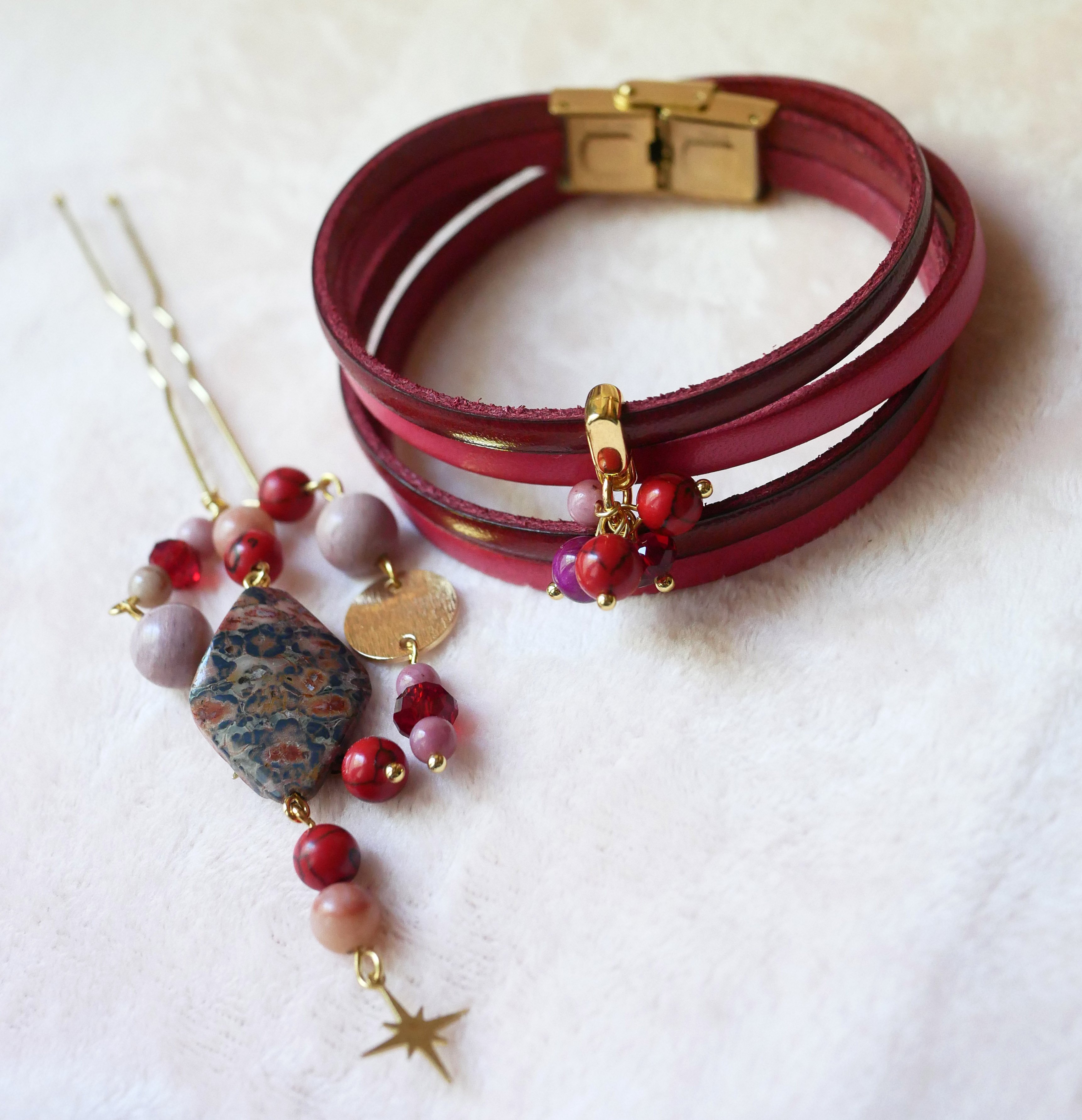 Duo läderarmband dekorerat med fuchsiafärgade pärlor