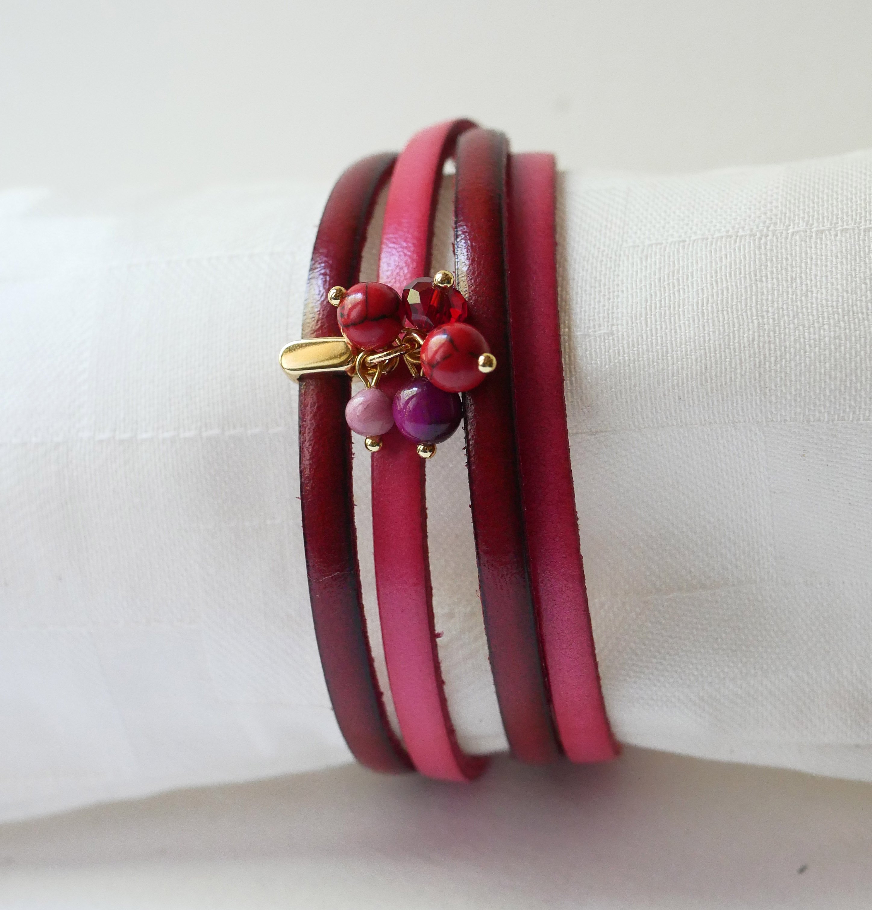 Duo läderarmband dekorerat med fuchsiafärgade pärlor