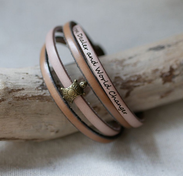 Dubbel l&auml;derrem i duo dekorerad med en bronssk&ouml;ldpadda