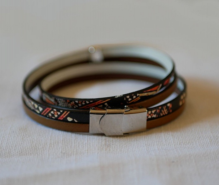 Dubbel etniskt l&auml;derarmband med p&auml;rlcharm