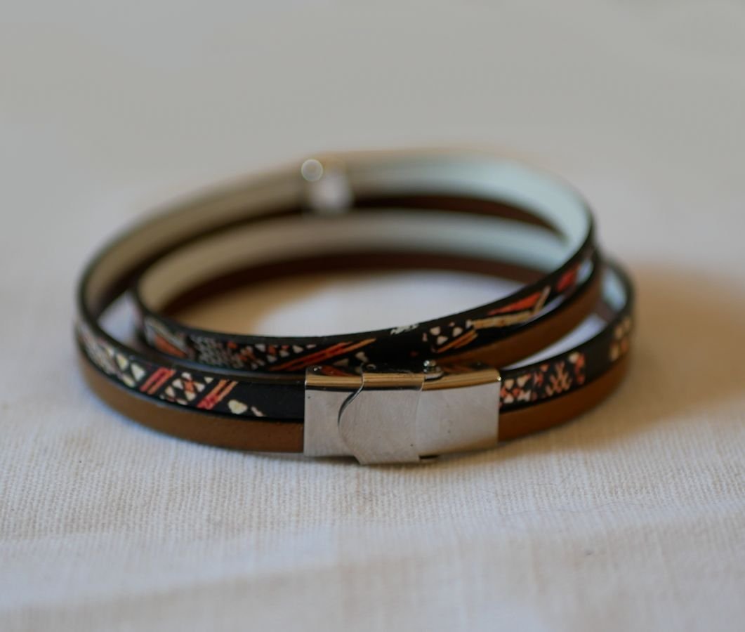Dubbel etniskt läderarmband med pärlcharm