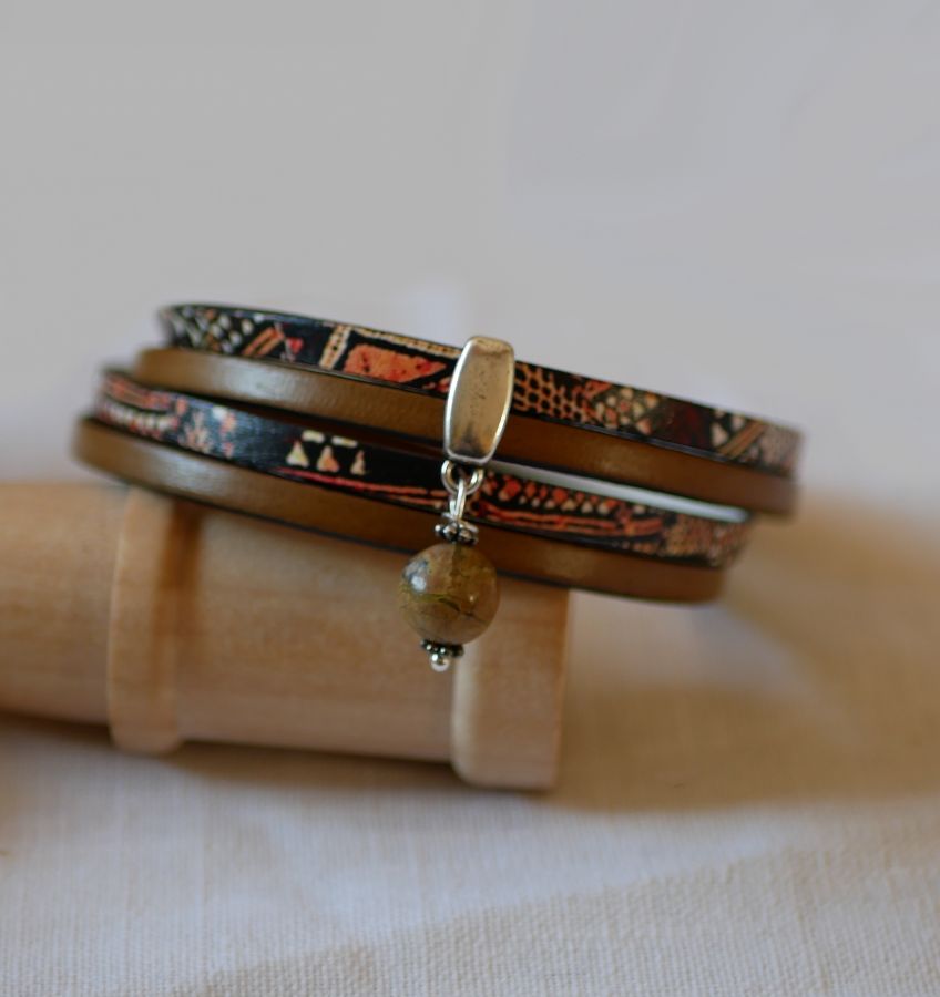 Dubbel etniskt läderarmband med pärlcharm