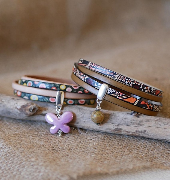 Dubbel etniskt l&auml;derarmband med p&auml;rlcharm