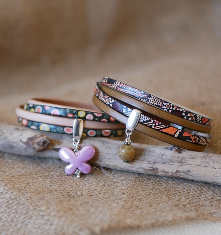 Dubbel etniskt läderarmband med pärlcharm
