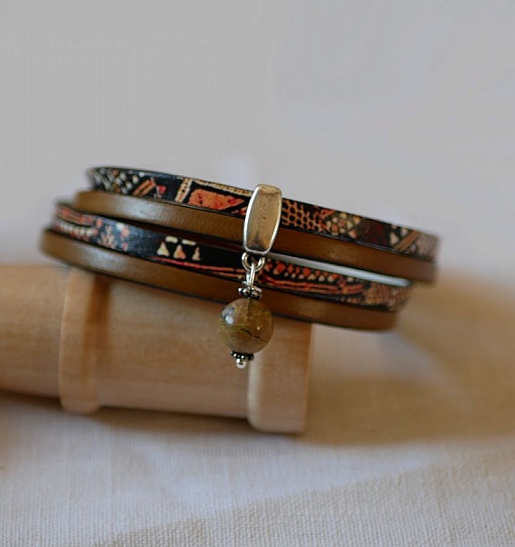 Dubbel etniskt l&auml;derarmband med p&auml;rlcharm