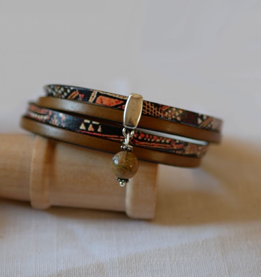 Dubbel etniskt läderarmband med pärlcharm