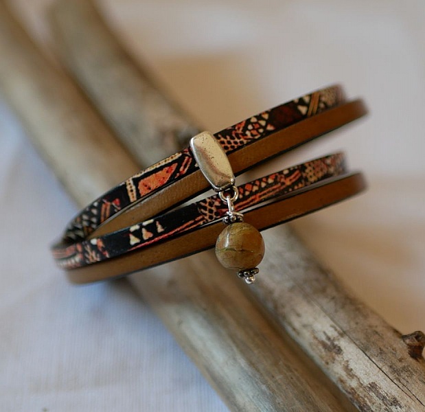 Dubbel etniskt l&auml;derarmband med p&auml;rlcharm