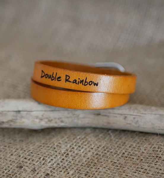 L&auml;derarmband dubbel tour camel Graverad blandad