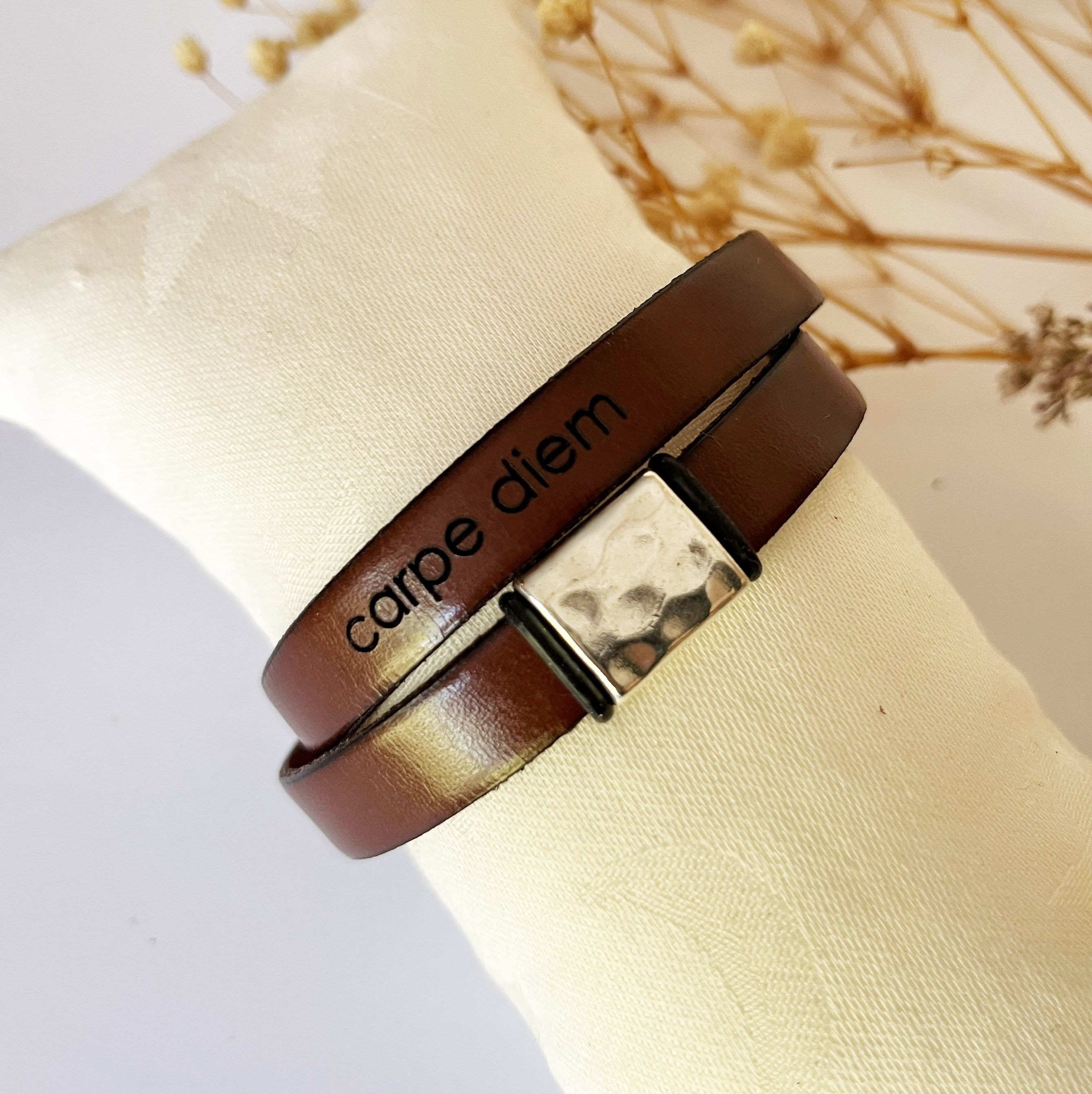 Bracelet cuir double tour au passant carr&eacute; martel&eacute;, ajustable toutes tailles - cadeau personnalisable avec message grav&eacute; 