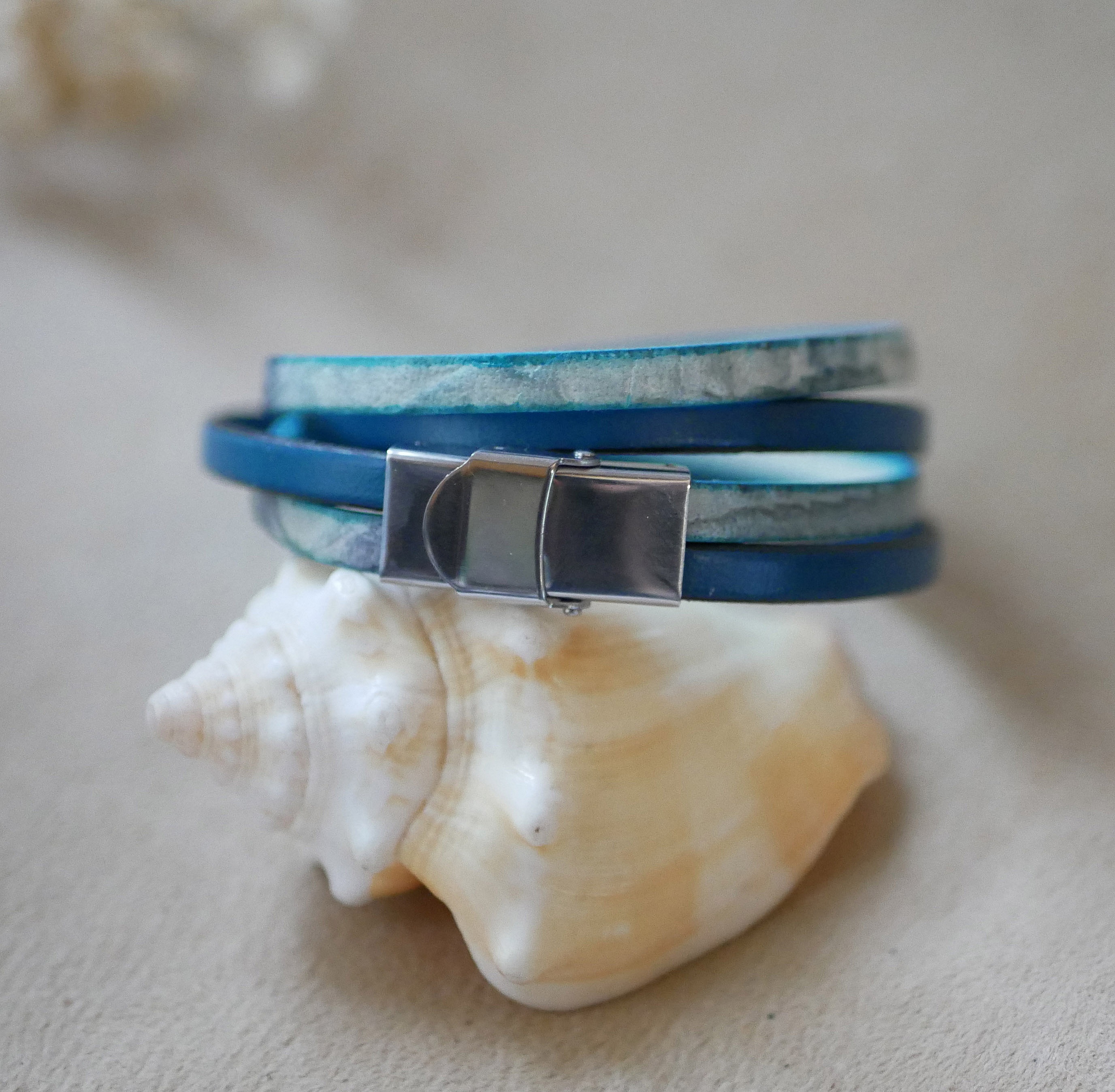Bracelet double tour en cuir bleu avec imprimé écailles.