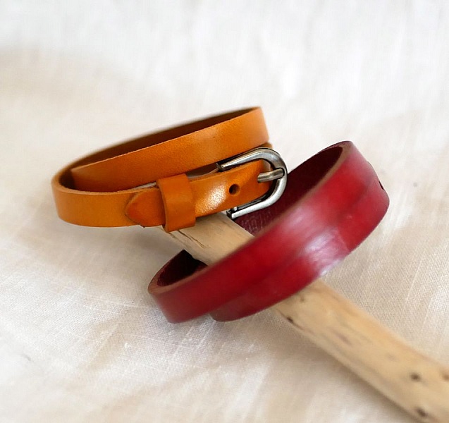 L&auml;derarmband dubbel tour camel Graverad blandad